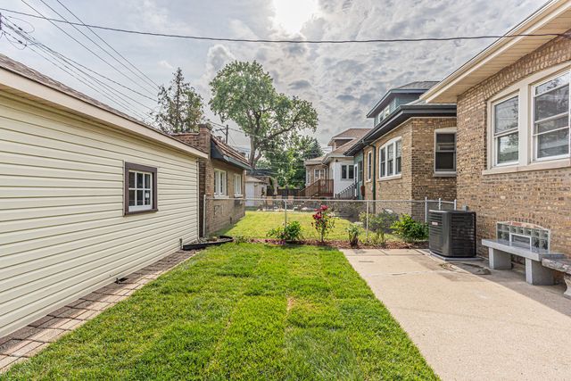 2539 W Morse Avenue, Chicago, IL 60645
