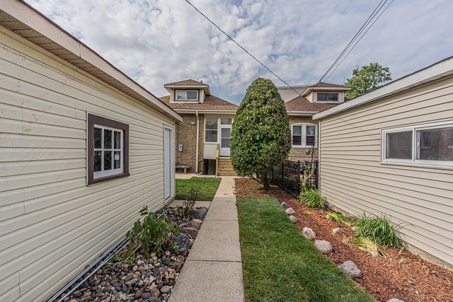 2539 W Morse Avenue, Chicago, IL 60645