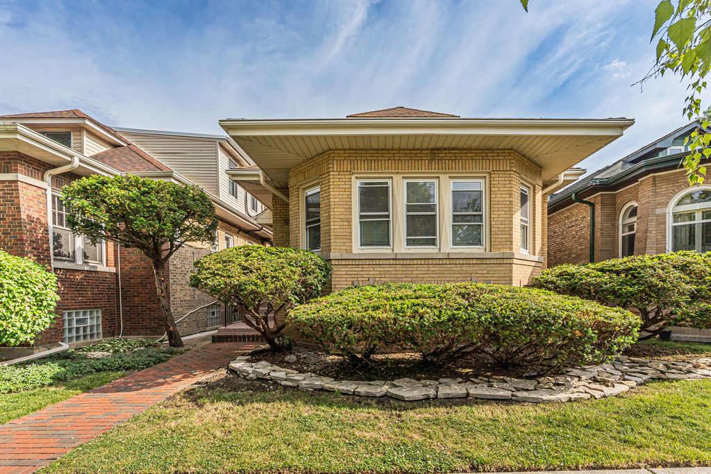 2539 W Morse Avenue, Chicago, IL 60645