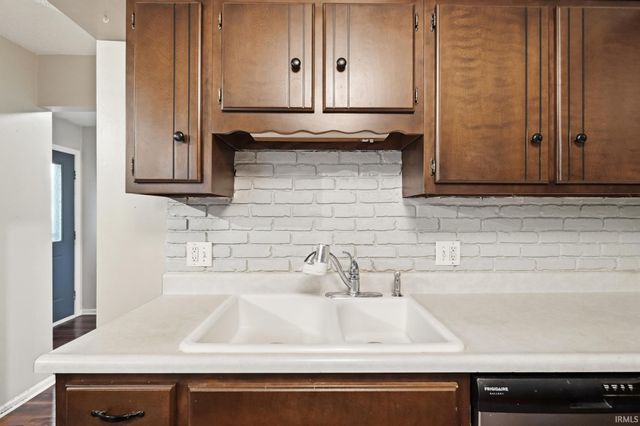 2127 Skyhawk Drive, Fort Wayne, IN 46815