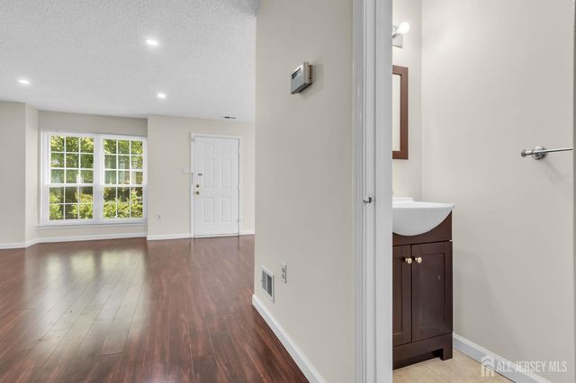 10 Brighton Way, North Brunswick, NJ 08902