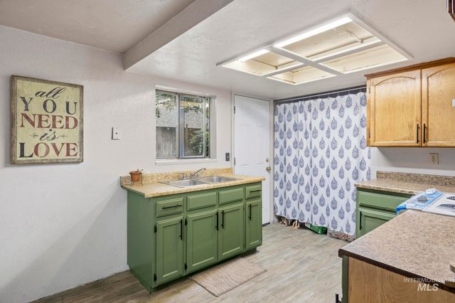 432 E Pine Ave, Meridian, ID 83642