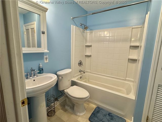 215 Ohio Avenue N, St Albans, WV 25177