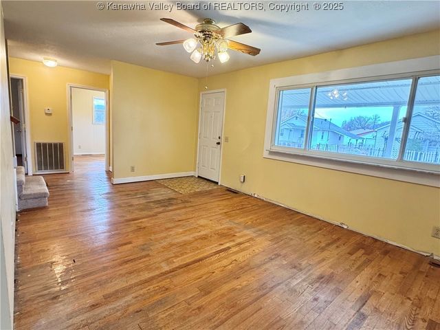 215 Ohio Avenue N, St Albans, WV 25177