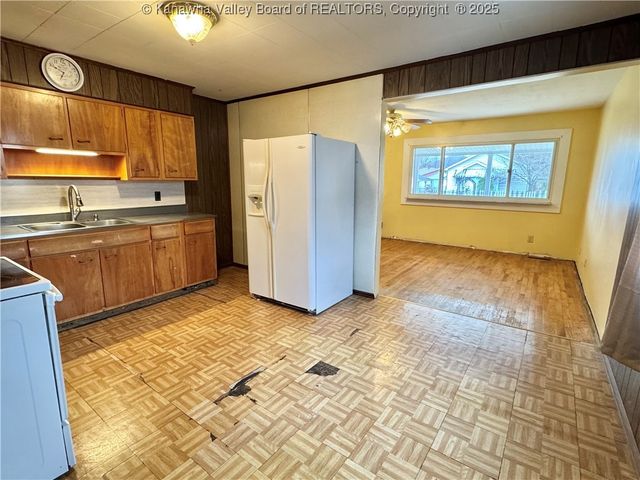 215 Ohio Avenue N, St Albans, WV 25177