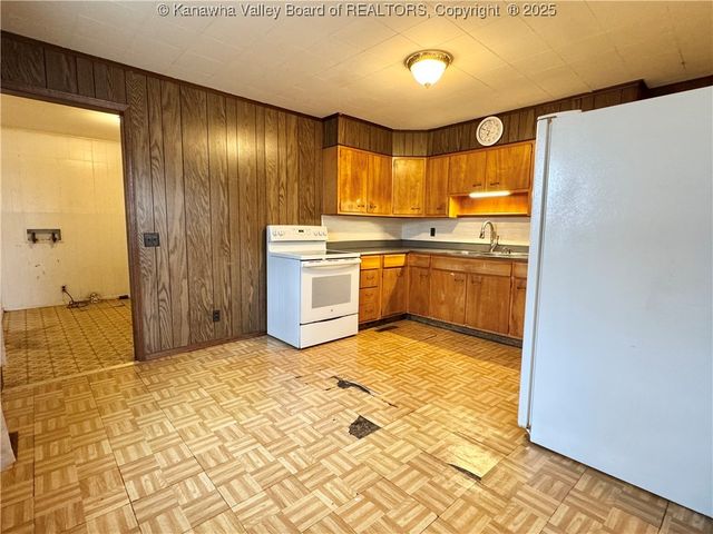 215 Ohio Avenue N, St Albans, WV 25177