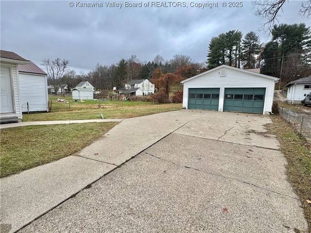 215 Ohio Avenue N, St Albans, WV 25177