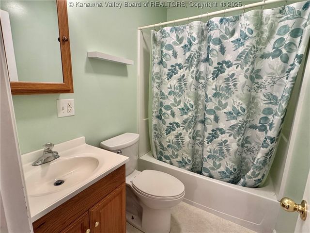 215 Ohio Avenue N, St Albans, WV 25177