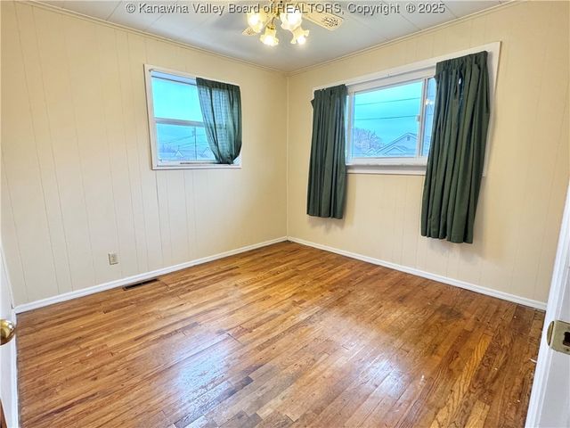 215 Ohio Avenue N, St Albans, WV 25177