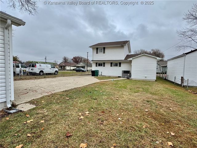 215 Ohio Avenue N, St Albans, WV 25177