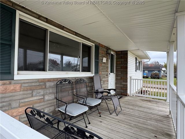 215 Ohio Avenue N, St Albans, WV 25177