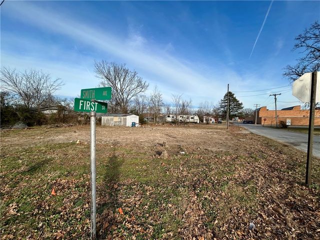 406 W 1st Street, Gentry, AR 72734