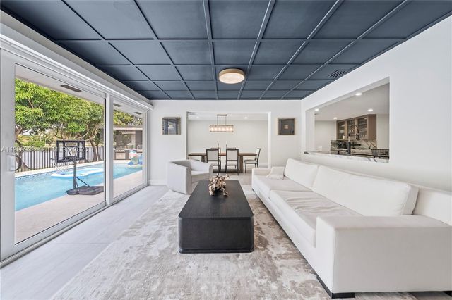 8451 Dundee Ter, Miami Lakes, FL 33016