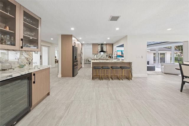 8451 Dundee Ter, Miami Lakes, FL 33016