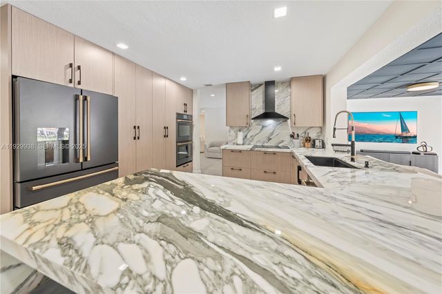 8451 Dundee Ter, Miami Lakes, FL 33016