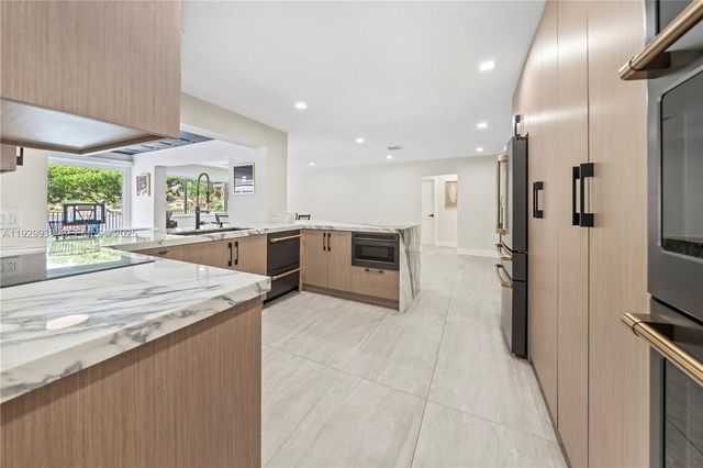 8451 Dundee Ter, Miami Lakes, FL 33016