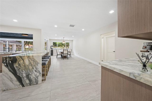 8451 Dundee Ter, Miami Lakes, FL 33016