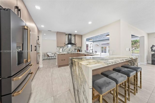 8451 Dundee Ter, Miami Lakes, FL 33016