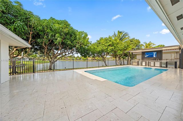 8451 Dundee Ter, Miami Lakes, FL 33016