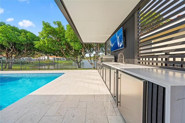 8451 Dundee Ter, Miami Lakes, FL 33016