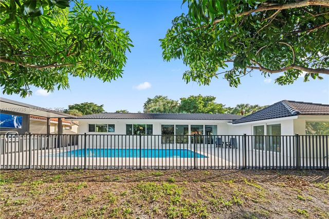 8451 Dundee Ter, Miami Lakes, FL 33016