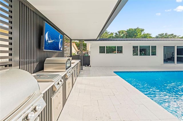 8451 Dundee Ter, Miami Lakes, FL 33016