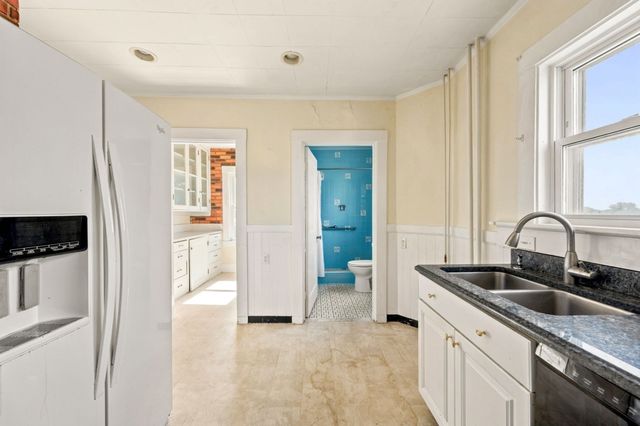 28 Roosevelt Ave, Hull, MA 02045