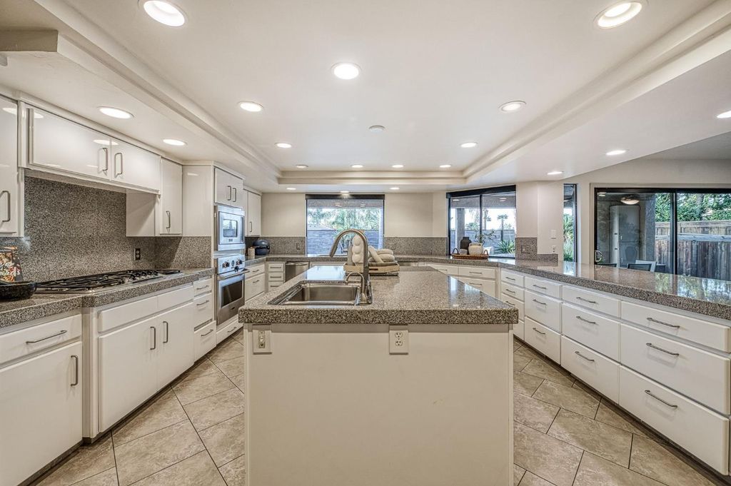 Image 16 of property listing at 2788 W Bluff Avenue, Fresno, CA 93711