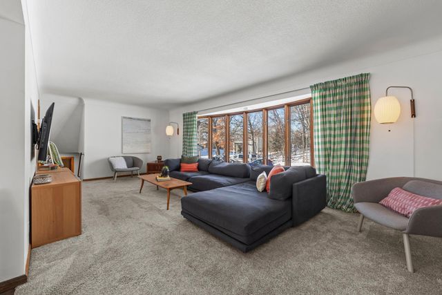 3080 Oxford Street N, Roseville, MN 55113