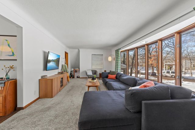 3080 Oxford Street N, Roseville, MN 55113