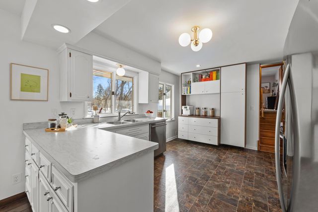 3080 Oxford Street N, Roseville, MN 55113