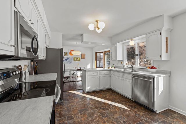 3080 Oxford Street N, Roseville, MN 55113