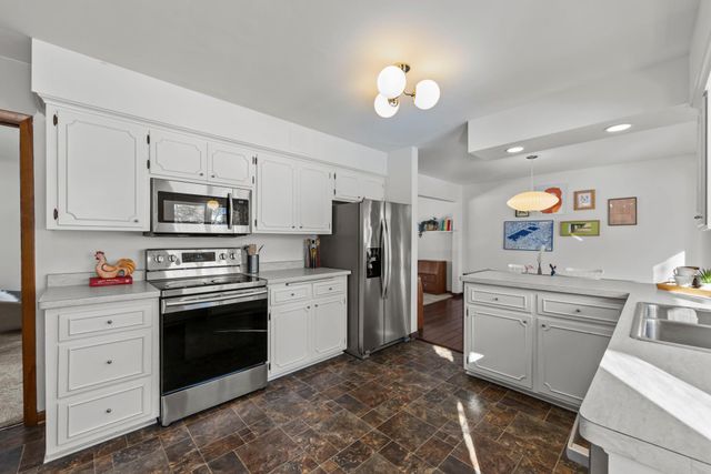 3080 Oxford Street N, Roseville, MN 55113