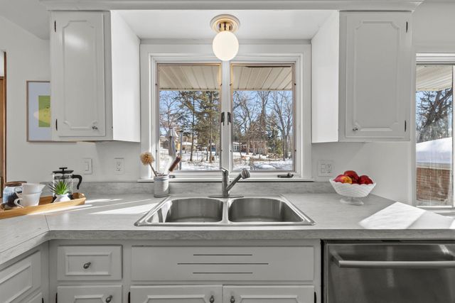 3080 Oxford Street N, Roseville, MN 55113