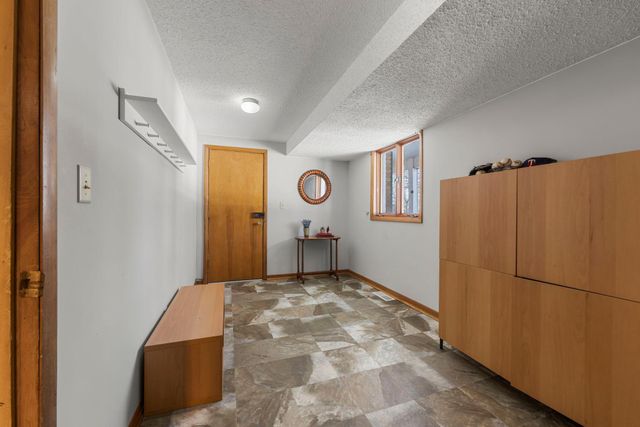 3080 Oxford Street N, Roseville, MN 55113