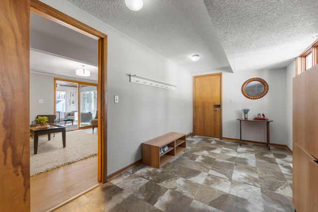 3080 Oxford Street N, Roseville, MN 55113