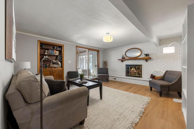 3080 Oxford Street N, Roseville, MN 55113