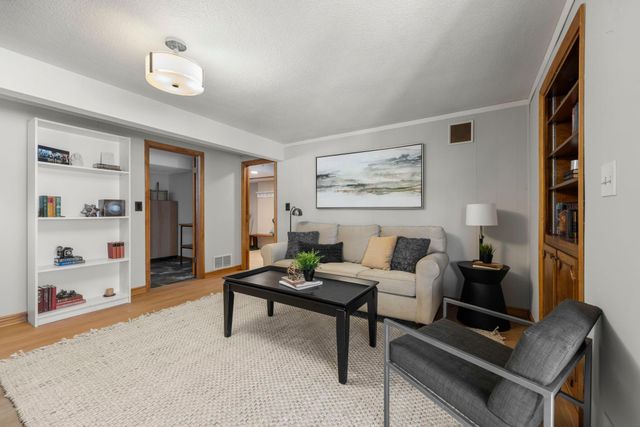 3080 Oxford Street N, Roseville, MN 55113