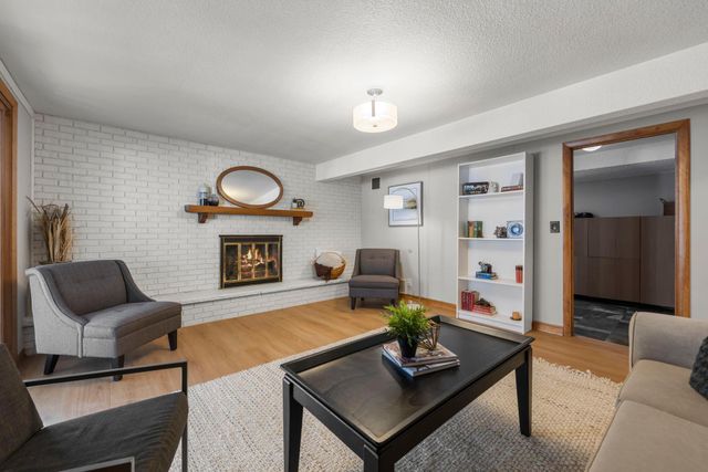 3080 Oxford Street N, Roseville, MN 55113