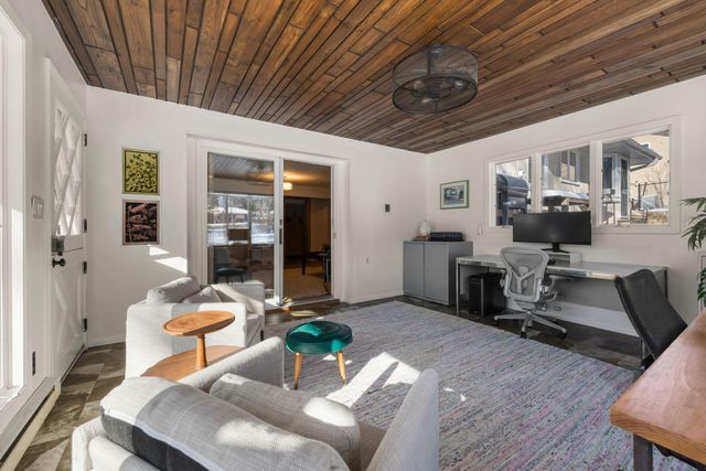 3080 Oxford Street N, Roseville, MN 55113