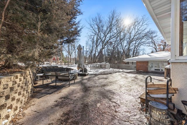 3080 Oxford Street N, Roseville, MN 55113