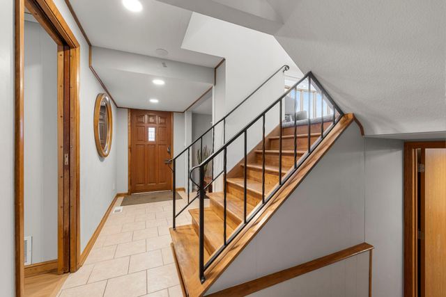 3080 Oxford Street N, Roseville, MN 55113