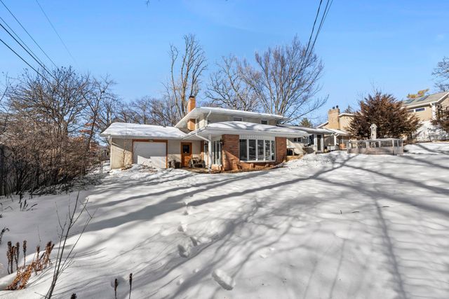 3080 Oxford Street N, Roseville, MN 55113