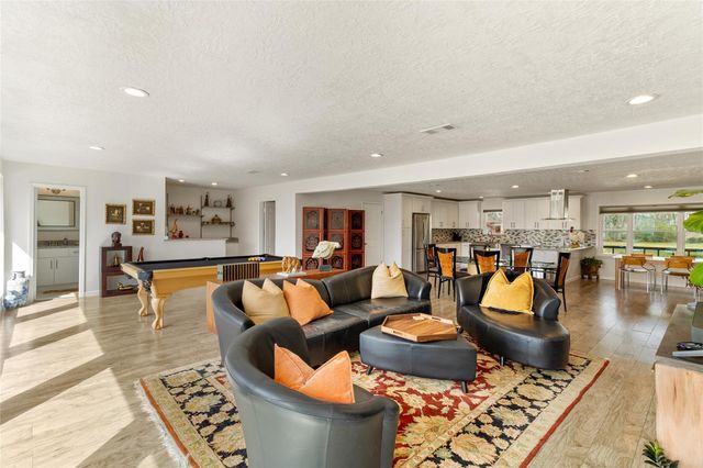 201 Southern Oaks Drive, Lake Jackson, TX 77566