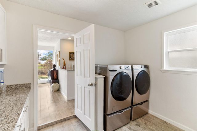 201 Southern Oaks Drive, Lake Jackson, TX 77566