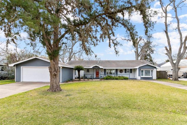 201 Southern Oaks Drive, Lake Jackson, TX 77566