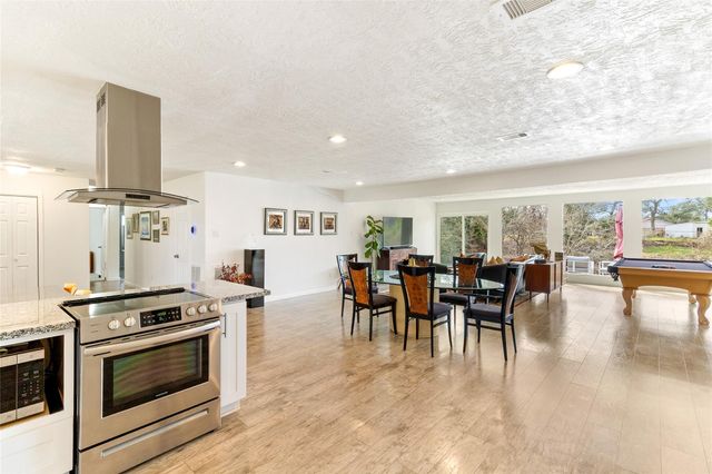 201 Southern Oaks Drive, Lake Jackson, TX 77566