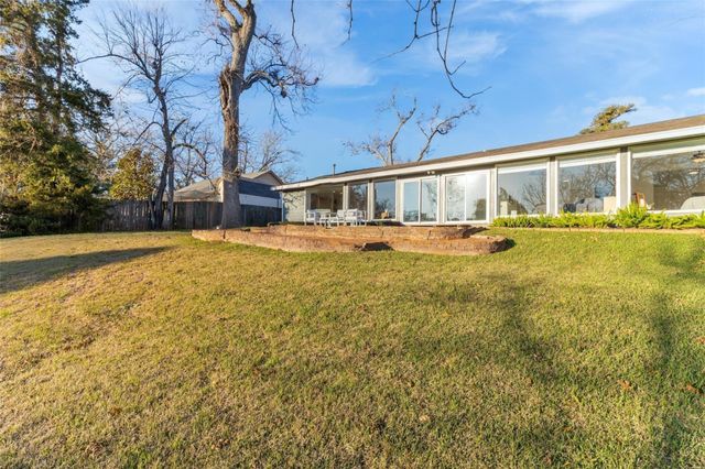 201 Southern Oaks Drive, Lake Jackson, TX 77566