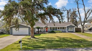 201 Southern Oaks Drive, Lake Jackson, TX 77566