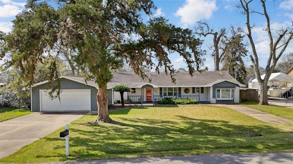 201 Southern Oaks Drive, Lake Jackson, TX 77566